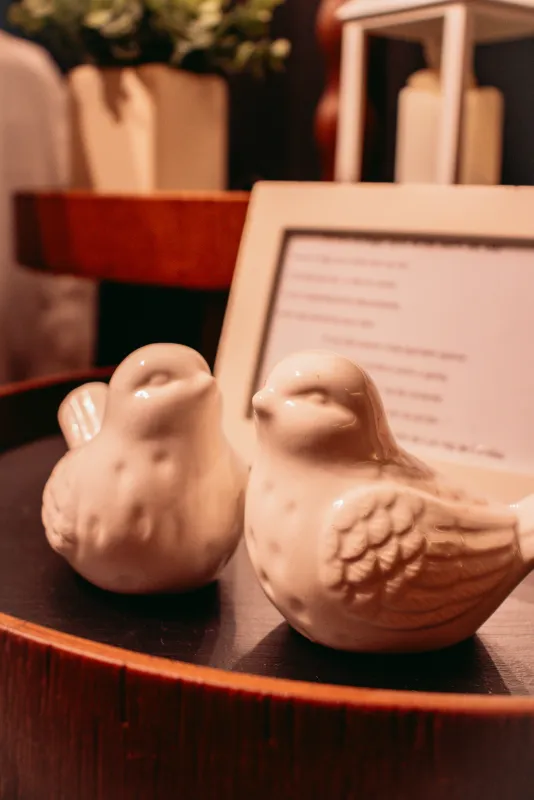 Decoração romântica com pétalas e velas preparada sobre a cama da suíte